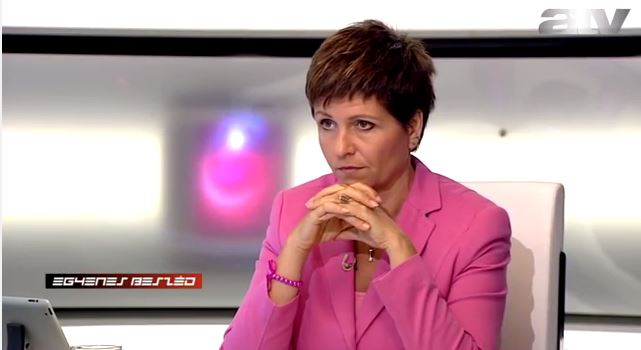 K�lm�n Olga csak nem �rti