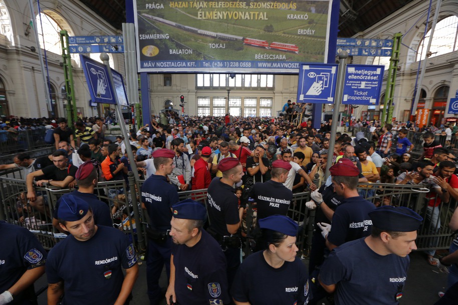 Megb�n�tott�k a Keleti p�lyaudvart a betolakod�k: nem ind�t �s nem fogad vonatokat, pr�b�lj�k ki�r�teni az �p�letet