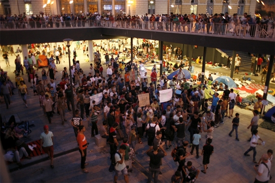 N�metorsz�g k�l�nvonatokkal vinn� el t�l�nk a betolakod�kat, de a korm�ny nem adja olyan k�nnyen a kis j�vev�nyeket