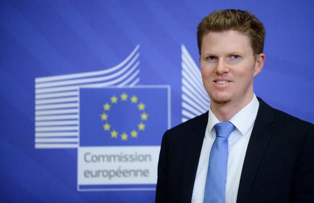 Nem hasonl�that� a magyarorsz�gi ker�t�shez a Calais-i, mert ez ut�bbit a migr�nsok v�delm�ben emelt�k – ez a nap vicce